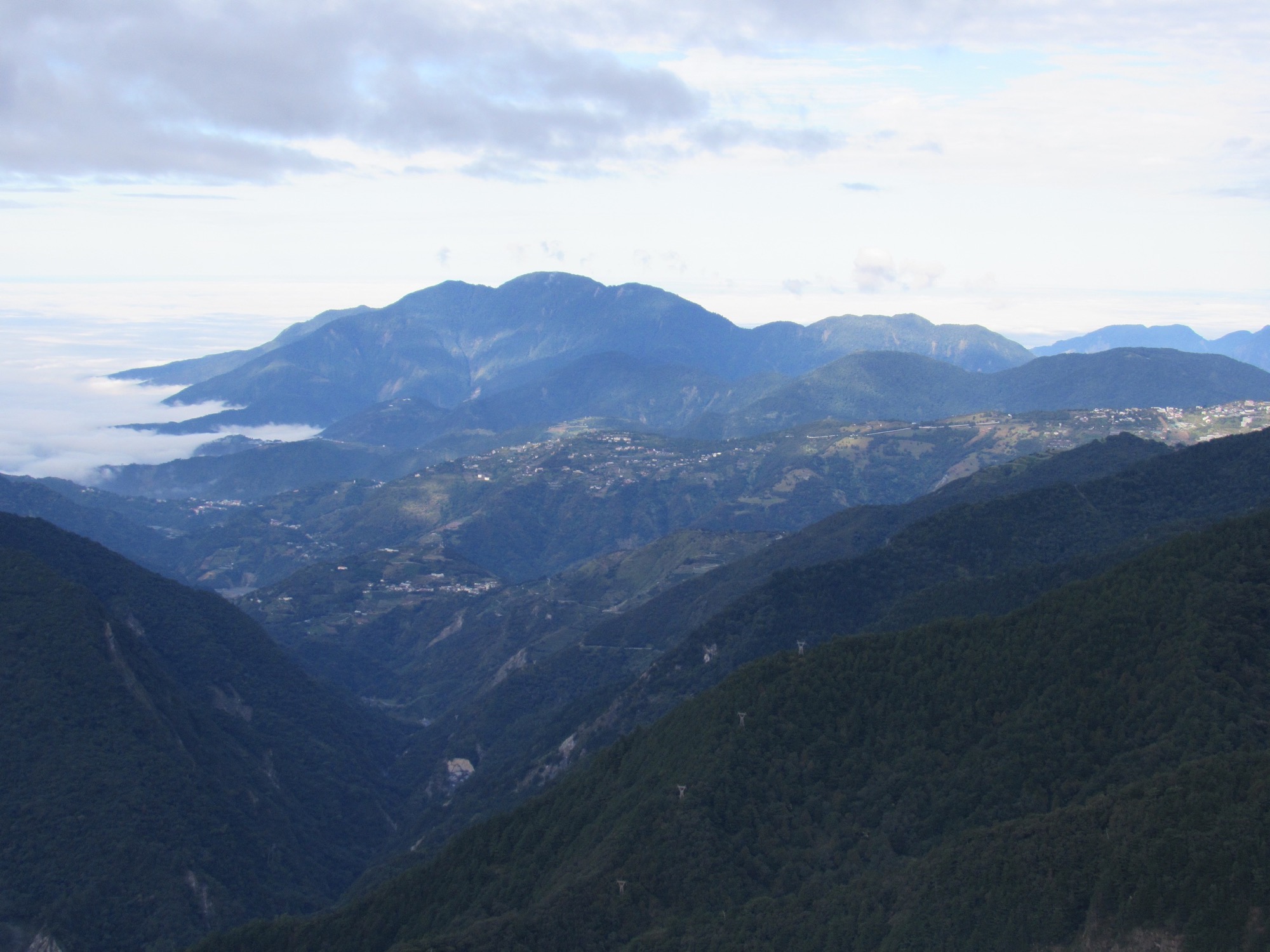 遠眺守城大山及部落