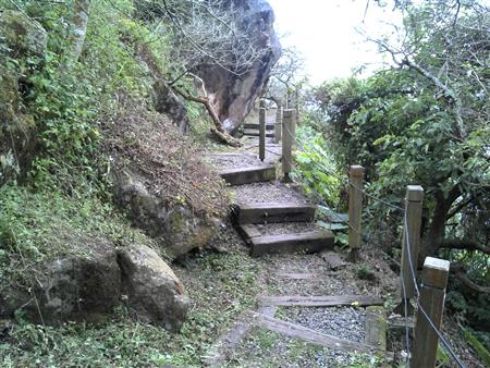 步道一景-巨石與階梯