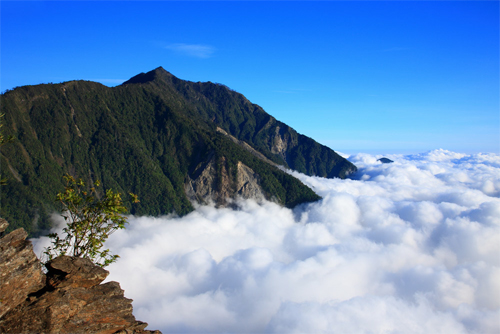 步道美景-遠眺南大武山及雲海