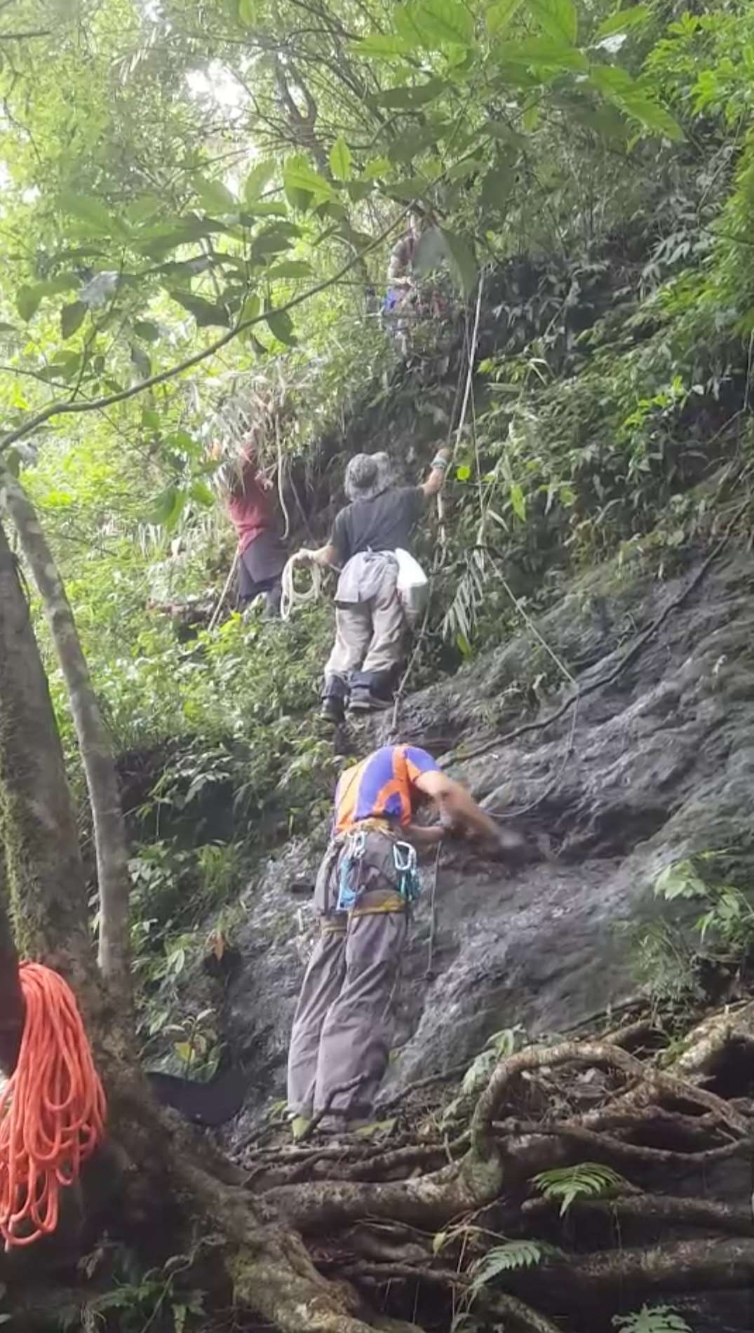 近垂直坡面，務必小心使用拉繩