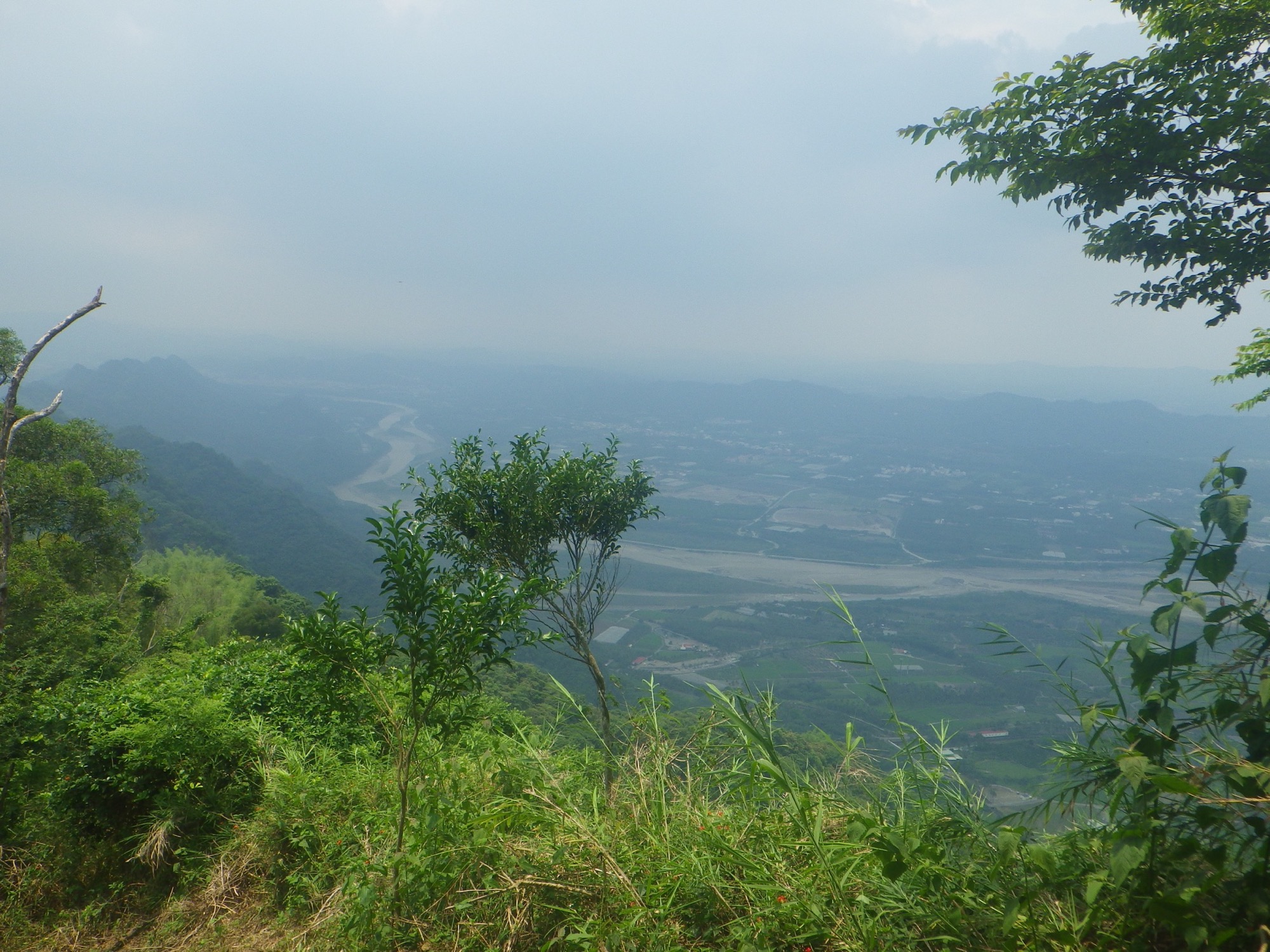 嶺線上眺望旗山區圓潭